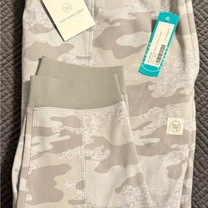 Wander Women's Camo Joggers - Light Gray